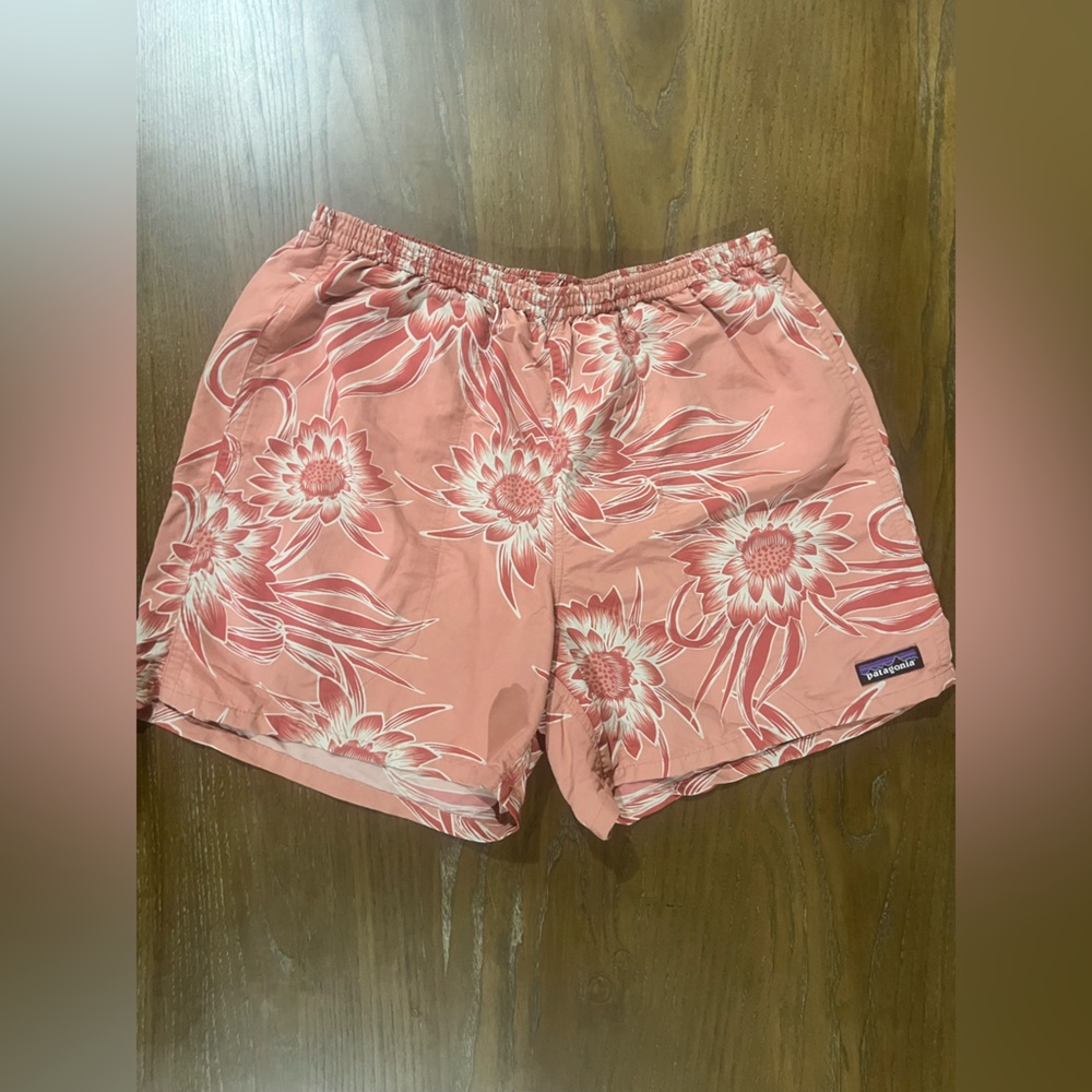 Patagonia Men's Baggies Shorts in the Cereus Flower Peak Pink print size Medium